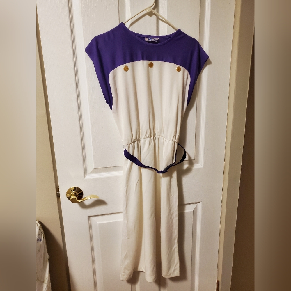 🔴 Retro white purple colour block dress with gold buttons and matching belt